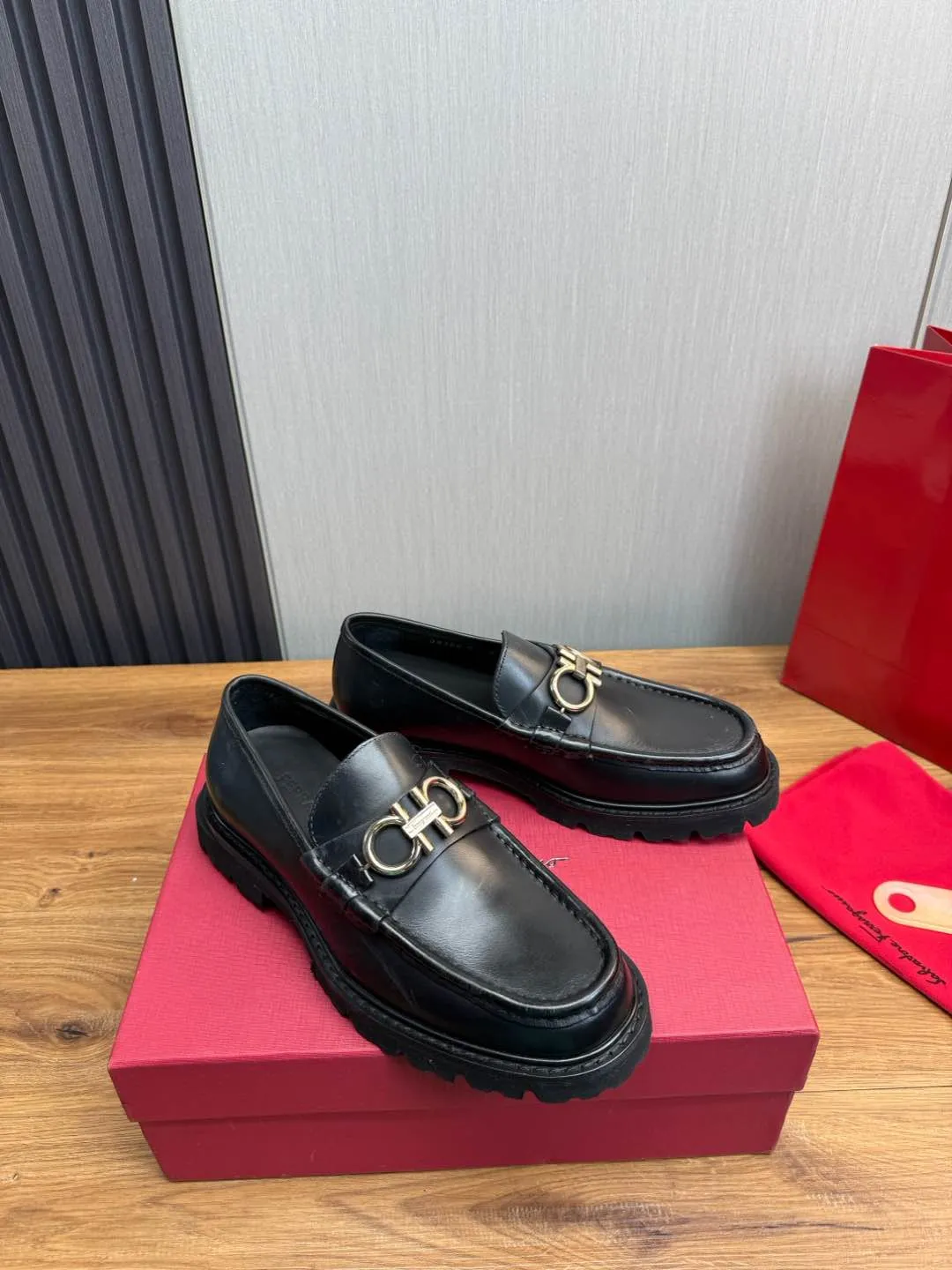 Men's shoes 💰880💰 Ferragamo. [Ferragamo] men's thick-soled loafers, the latest hot style, 1:1 original purchase quality, top quality, imported open-edge beaded cowhide leather on the upper, hand-made three-dimensional stitching highlights the round toe design, the inner foot pads are all imported cowhide, with original lightweight foam outsole, matching code 39-44, (38, 45 custom-made, non-refundable)